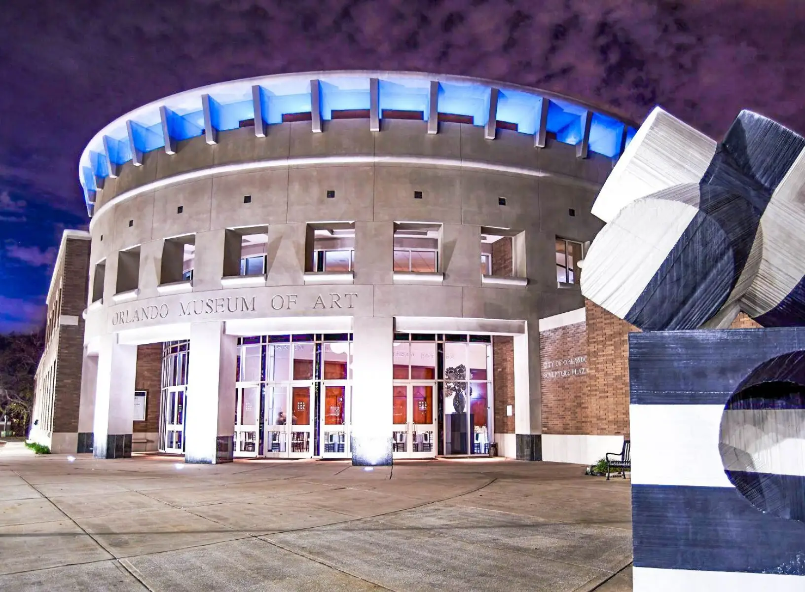 Night time photo of the Orlando Museum of Art.