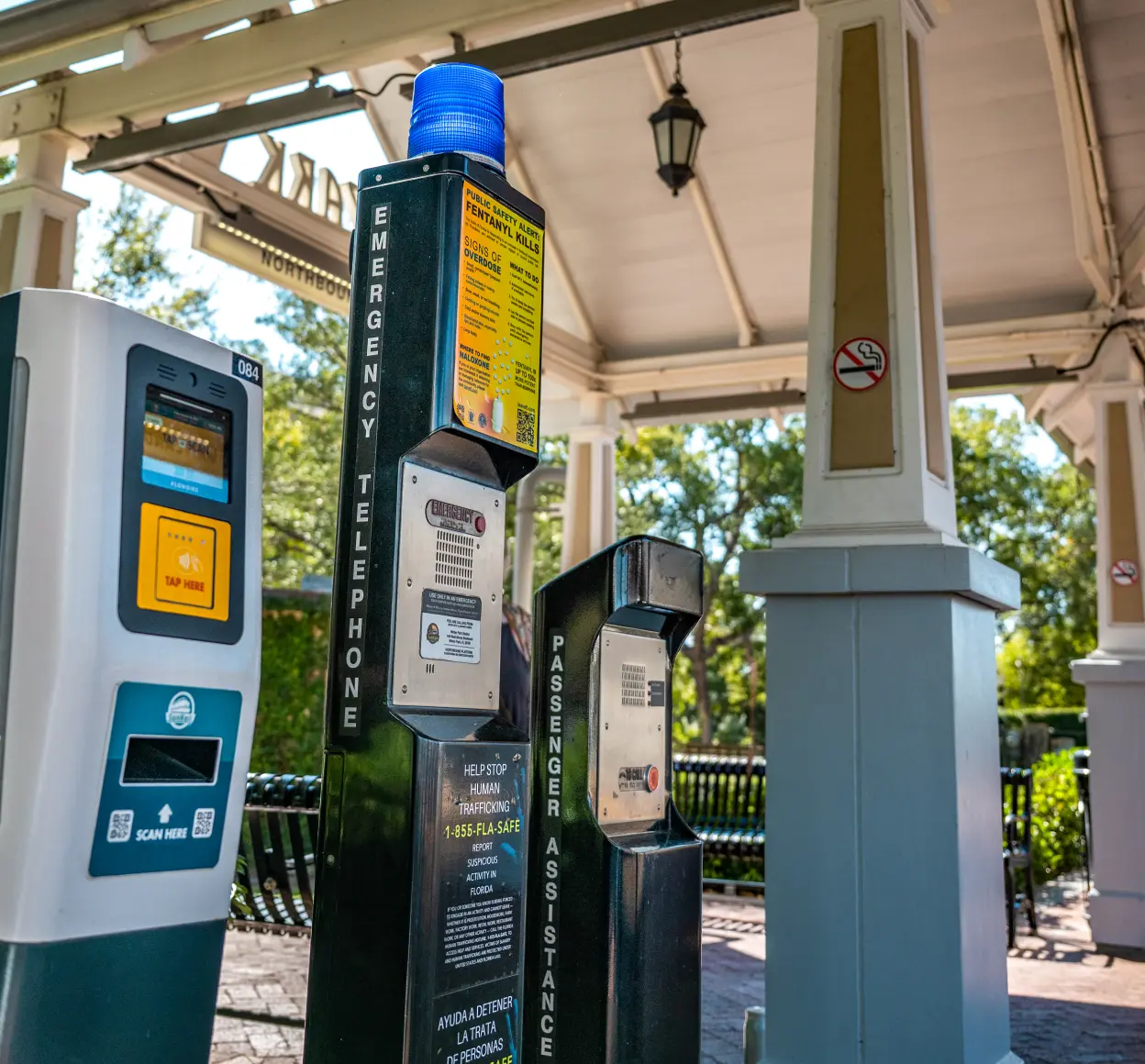 Fuente de agua, Unidad de Validación de Boletos (TVU) y Cajas de Llamadas de Emergencia en la Estación Winter Park. Emergency telephone and passenger assistance call box on the Winter Park / Amtrak SunRail Station platform.